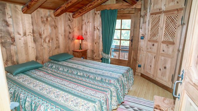 La chambre verte avec deux lits simples