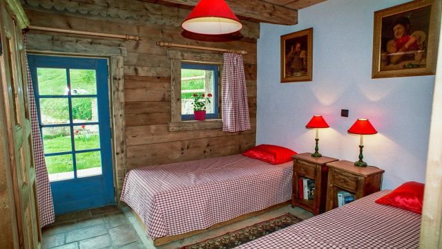 Chambre rouge avec deux lits simples
