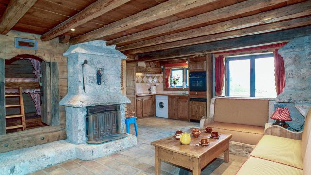 Vue d'ensemble sur la cuisine, le salon et la cheminée en pierre