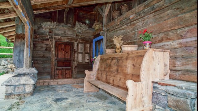 Entrée sous l'avant toit du chalet