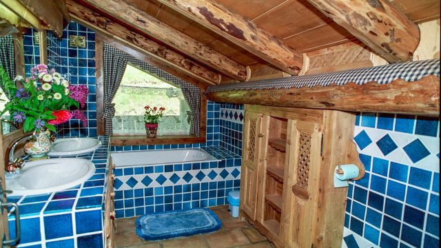 La salle de bain bleu avec sa baignoire et double vasque
