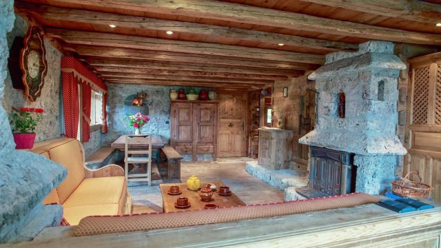 Le salon, la salle à manger et la cheminée