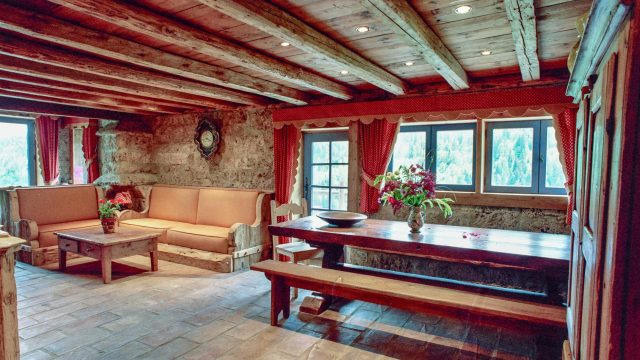 Salle à manger et sa table en bois et le salon
